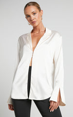 Hayien Shirt - Long Sleeve Plunge Shirt in Champagne
